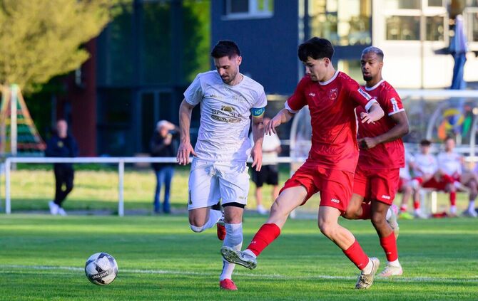 Der FSV Waiblingen (hier mit Marcel Zimmermann, in Weiß) und der SV Fellbach (hier mit Niklas Loraing) wollen die Saison mit ein