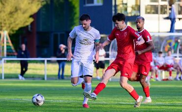 Der FSV Waiblingen (hier mit Marcel Zimmermann, in Weiß) und der SV Fellbach (hier mit Niklas Loraing) wollen die Saison mit ein