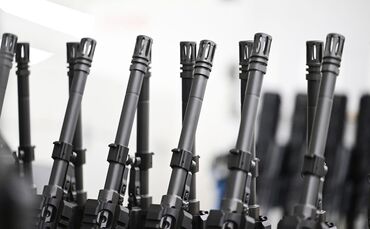 Stahl an Stahl: Die Läufe von Sturmgewehren in der Produktion von Heckler & Koch.