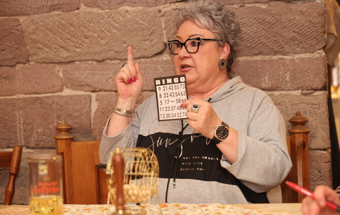 Im Gasthof Rose bzw in Toni's Scheuer fand zum ersten Mal Bingo statt.
Die Spielleiterin Astrid Streil.
