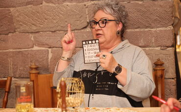 Im Gasthof Rose bzw in Toni's Scheuer fand zum ersten Mal Bingo statt.
Die Spielleiterin Astrid Streil.