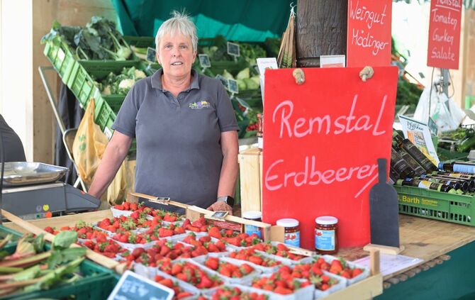 Karin Medinger verkauft an ihrem Stand Erdbeeren aus Weinstadt.