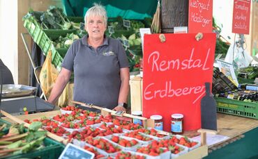 Karin Medinger verkauft an ihrem Stand Erdbeeren aus Weinstadt.