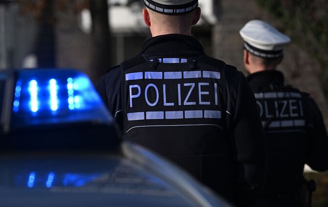 Die Polizei bittet Zeugen um Hilfe. (Symbolbild)