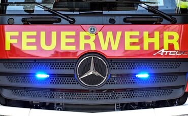 Das Feuer konnte schnell gelöscht werden, die Feuerwehr ist aber noch im Einsatz. (Symbolbild)