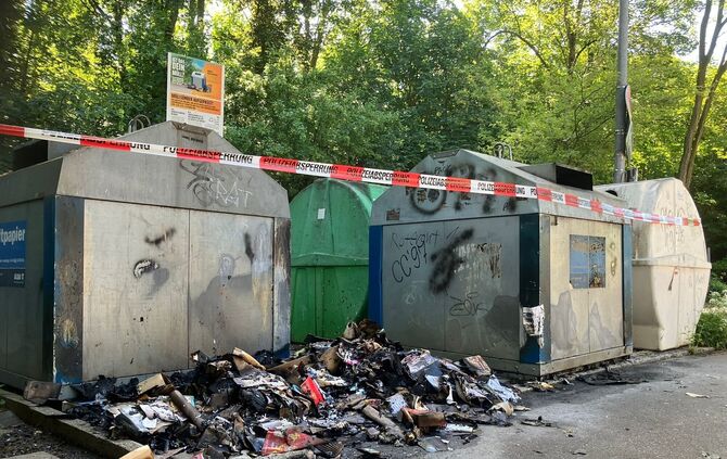 Zeugen meldeten in der Nacht auf Freitag einen brennden Altpapiercontainer.