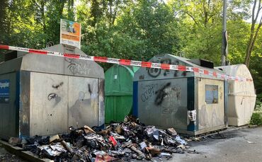 Zeugen meldeten in der Nacht auf Freitag einen brennden Altpapiercontainer.