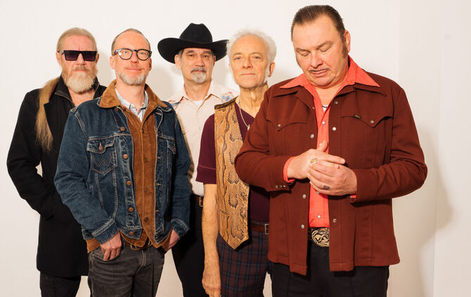 Die Band HISS spielt in der Schurwaldhalle Oberberken.