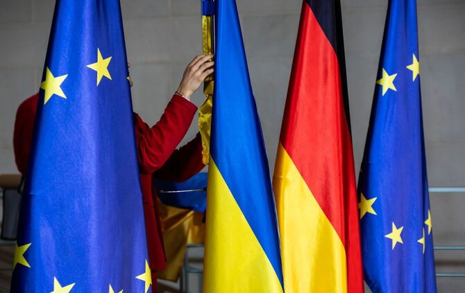 Flaggen der EU, der Ukraine und Deutschland