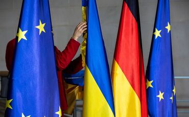  Flaggen der EU, der Ukraine und Deutschland 