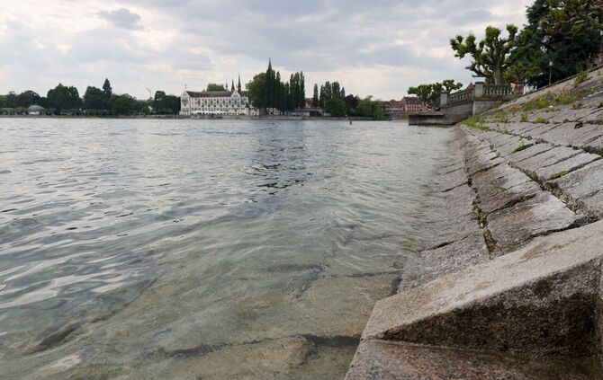 Der Bodensee selbst ist vorerst vom Verbot ausgenommen - auch wenn der Wasserstand dort für diese Jahreszeit niedrig ist.