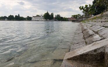 Der Bodensee selbst ist vorerst vom Verbot ausgenommen - auch wenn der Wasserstand dort für diese Jahreszeit niedrig ist.