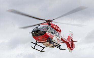 Die Frau wurde per Helikopter in eine Klinik geflogen. (Symbolbild)
