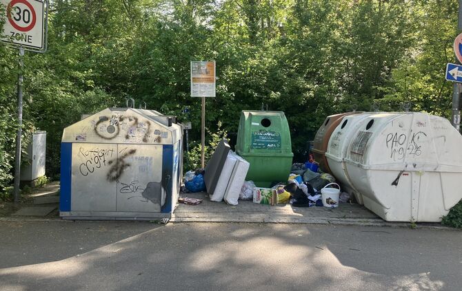 Wilder Müll an Containern (hier ein Beispiel aus Waiblingen) ist laut Gemeinde in Kernen kein so großes Problem (Archivfoto).