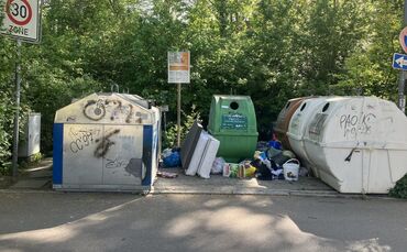 Wilder Müll an Containern (hier ein Beispiel aus Waiblingen) ist laut Gemeinde in Kernen kein so großes Problem (Archivfoto).