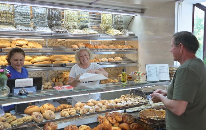 In der Bäckerei Efsane kauft ein Kunde ein Bauernbrot bei Sibel Abbas (links) und Sevda Gadzieva.