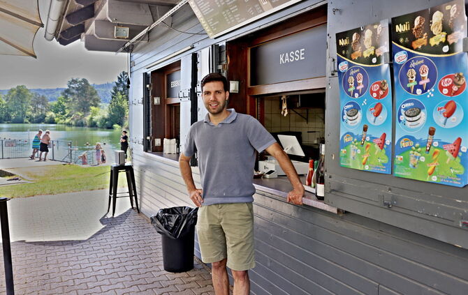 Moritz Blankenhagen vor dem Kiosk am See.