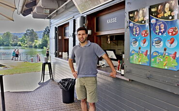 Moritz Blankenhagen vor dem Kiosk am See.