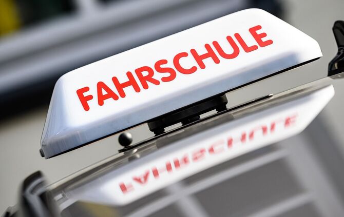 Die Fahrschülerin soll die Pedale verwechselt haben. (Symbolbild)