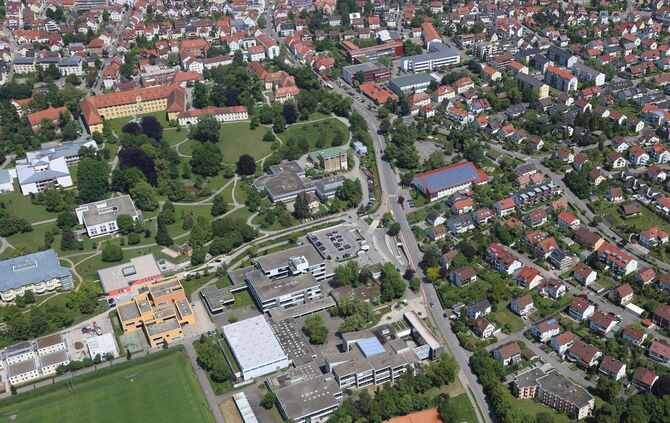 Blick aus der Luft auf Winnenden: Das Bildungszentrum 2 (Albertville-Realschule, Lessing-Gymnasium und Haselsteinschule) am unte