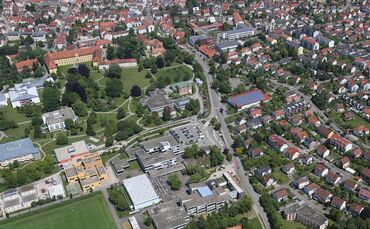 Blick aus der Luft auf Winnenden: Das Bildungszentrum 2 (Albertville-Realschule, Lessing-Gymnasium und Haselsteinschule) am unte