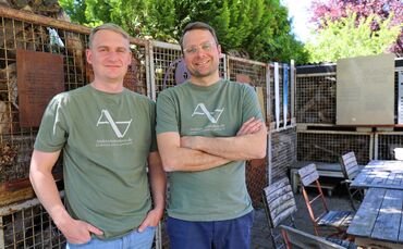 Stefan Weber (39) und sein Bruder Simon Weber (43) haben gemeinsam ein Unternehmen.