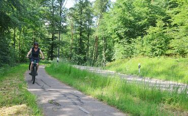 Es gibt einen schmalen und kaputten Geh- und Radweg zwischen Berglen-Birkenweißbuch und Berglen-Streich - der nach 300 Metern en