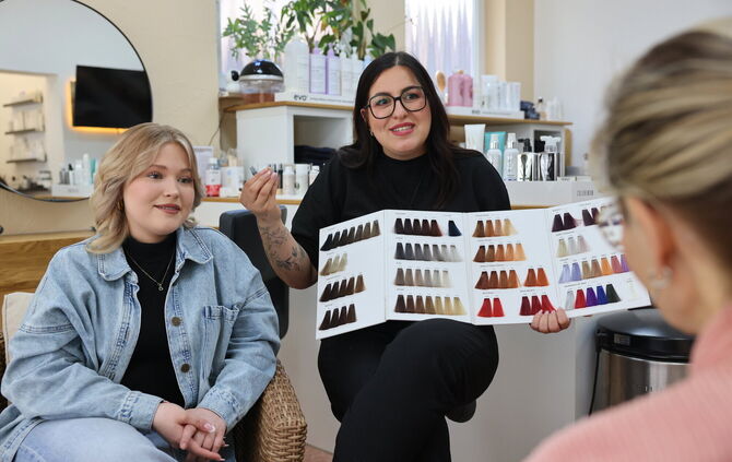 Friseurmeisterin Eleni Perperoglou zusammen mit Sophia Iacovvitti, deren Haare sie nach einem „chemischen Haarschnitt“ aufwendig