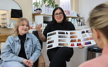 Friseurmeisterin Eleni Perperoglou zusammen mit Sophia Iacovvitti, deren Haare sie nach einem „chemischen Haarschnitt“ aufwendig