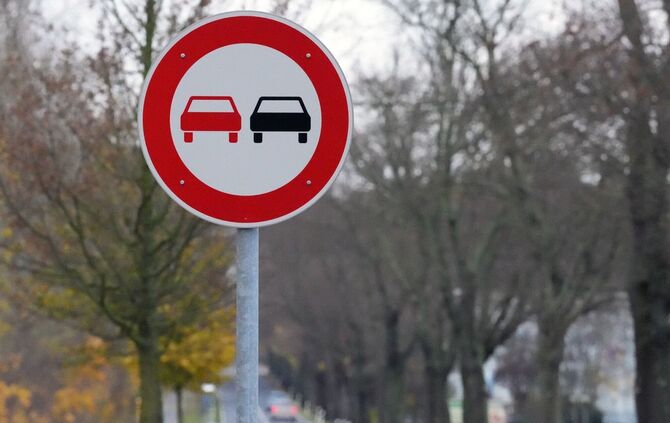 Der 31-Jährige missachtete das Überholverbot – mit schweren Folgen. (Symbolbild)