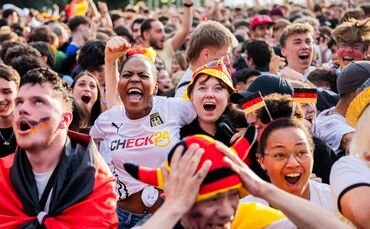 Das Check24-Shirt war 2024 auf vielen Fanmeilen zu sehen - wie hier in Berlin. (Archivbild)