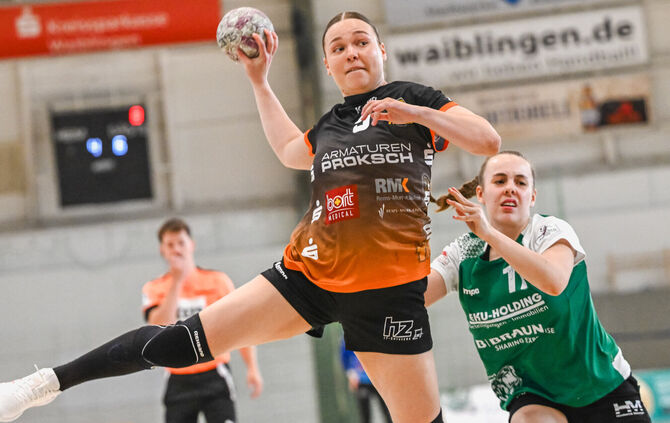 Youngsterin Paula Hofer (links, hier gegen die SG Kirchhof) traf im letzten Saisonspiel beim HSV Solingen-Gräfrath viermal für d