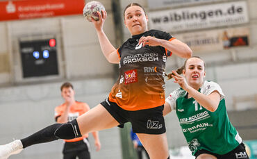 Youngsterin Paula Hofer (links, hier gegen die SG Kirchhof) traf im letzten Saisonspiel beim HSV Solingen-Gräfrath viermal für d
