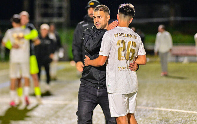 FSV-Coach Patrik Ribeiro-Pais mit Torschütze Demian Bernsee Villiers.
