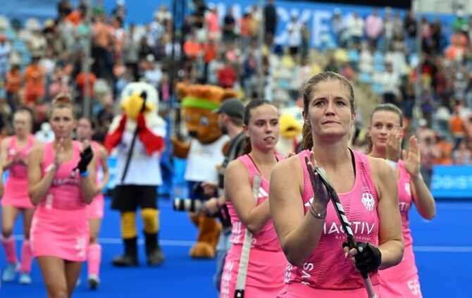 Nationalspielerin Sonja Zimmermann (r.) hat mit ihrem Mannheimer HC das DM-Finale verloren.