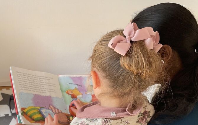 Hannah mit ihrem Aupair Sneha: Im Herbst 2025 ist die 23-Jährige aus Indien nach Schorndorf gekommen.