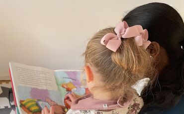 Hannah mit ihrem Aupair Sneha: Im Herbst 2025 ist die 23-Jährige aus Indien nach Schorndorf gekommen.