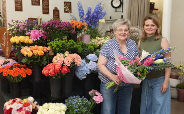 Vielen Dank für die Blumen! Doch wie hält man das schöne Geschenk am besten frisch? Carola und Kristin Baur (r.) von Carolas Blu