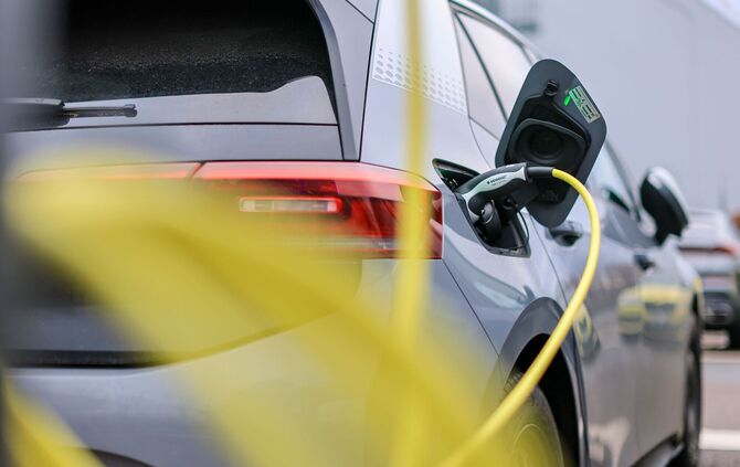 Elektroauto lädt an Ladesäule