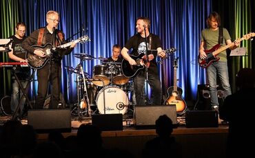 Die Band A Cup of-T spielt bei "Talaue Rockt" in Waiblingen.