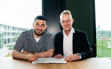 Deniz Undav und VfB-CEO Alexander Wehrle bei der Vertragsunterschrift.
