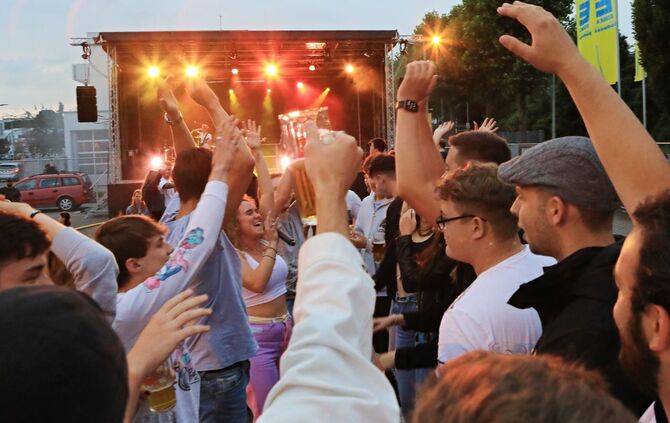 Gute Stimmung beim Open-Air-Festival bei Edeka Petermann, hier eine Impression aus 2021 (Archivfoto).