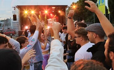 Gute Stimmung beim Open-Air-Festival bei Edeka Petermann, hier eine Impression aus 2021 (Archivfoto).