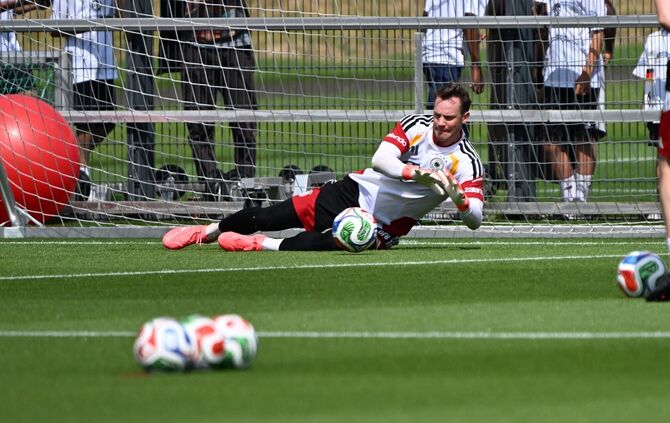 Die linke Problem-Wade hält: Manuel Neuer hält wieder erste Bälle im Training.