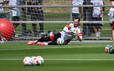 Die linke Problem-Wade hält: Manuel Neuer hält wieder erste Bälle im Training.