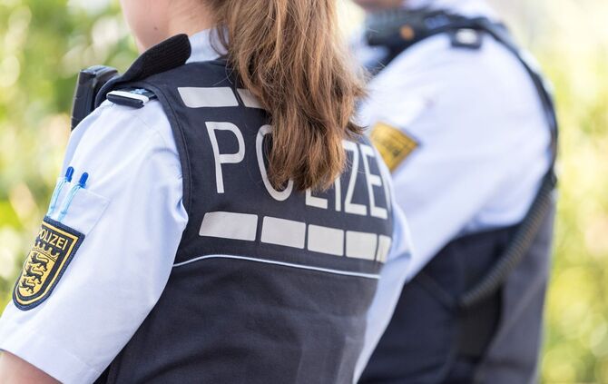 Den Ermittlern gelang es, einen Verdächtigen vorläufig festzunehmen und vier weitere zu ermitteln. (Symbolbild)