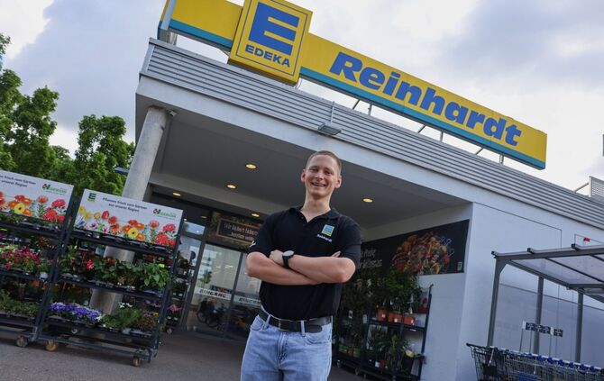 Lucas Reinhardt vor dem Edeka-Markt an der Wiesenstraße in Winnenden.