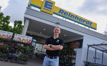 Lucas Reinhardt vor dem Edeka-Markt an der Wiesenstraße in Winnenden.