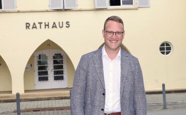 Der neue Bürgermeister Marcel Schindler vor dem Rathaus in Urbach.