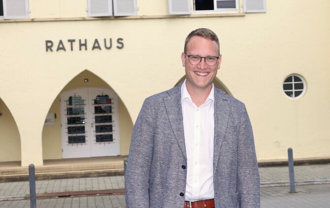 Der neue Bürgermeister Marcel Schindler vor dem Rathaus in Urbach.